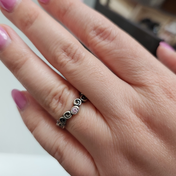 Elegant Silver Swirl Ring with Crystal Accent - Picture 3 of 5